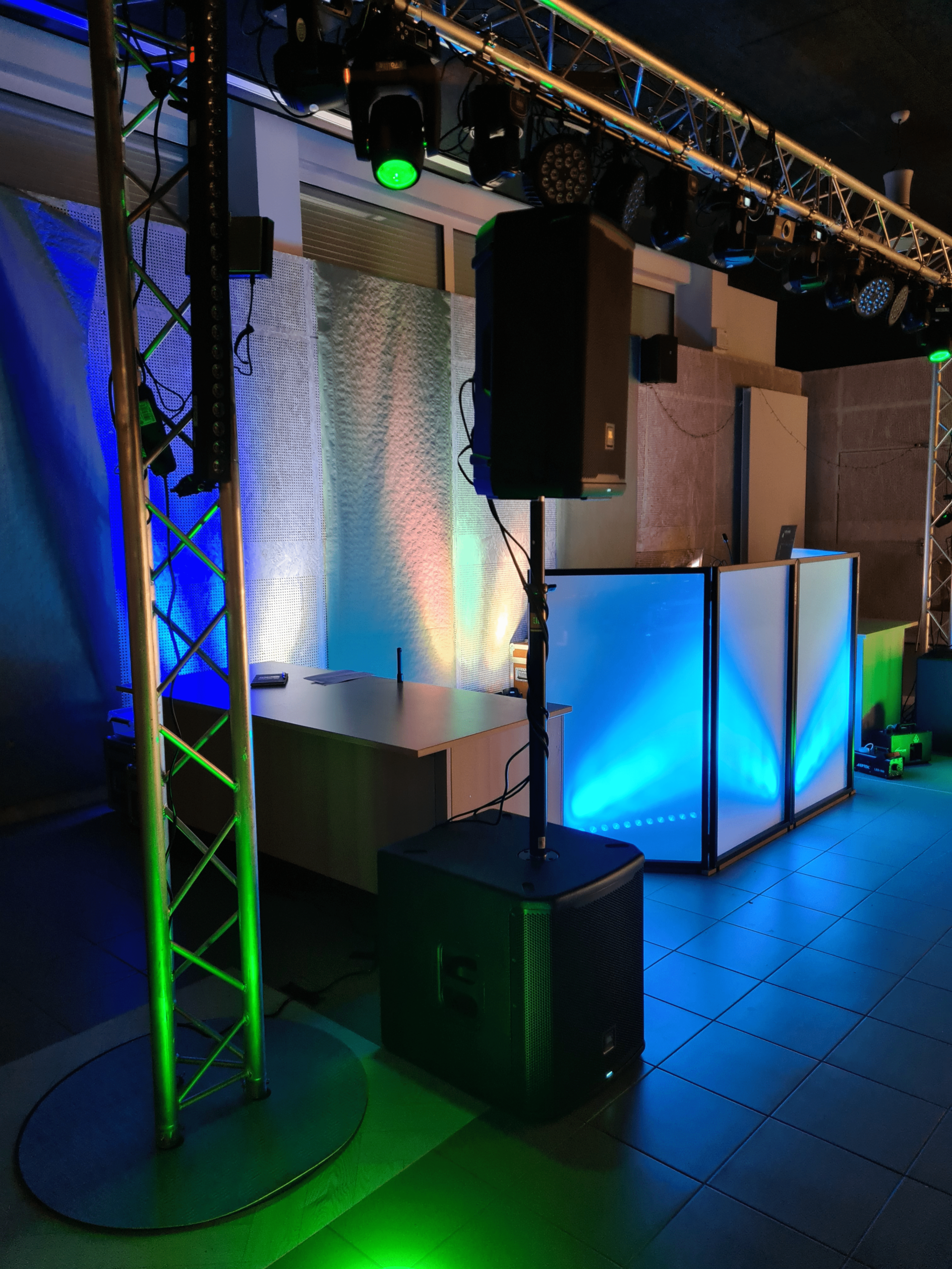 Location matériel Sarthe sono complète, jeux de lumière, structure scène